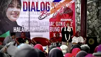Istri calon presiden Ganjar Pranowo, Siti Atikoh Supriyanti saat berdialog dengan para generasi milenial dan generasi Z di halaman makam Bung Karno, Blitar, Jawa Timur, Jumat (26/1/2024). (Foto: Dokumentasi PDIP).