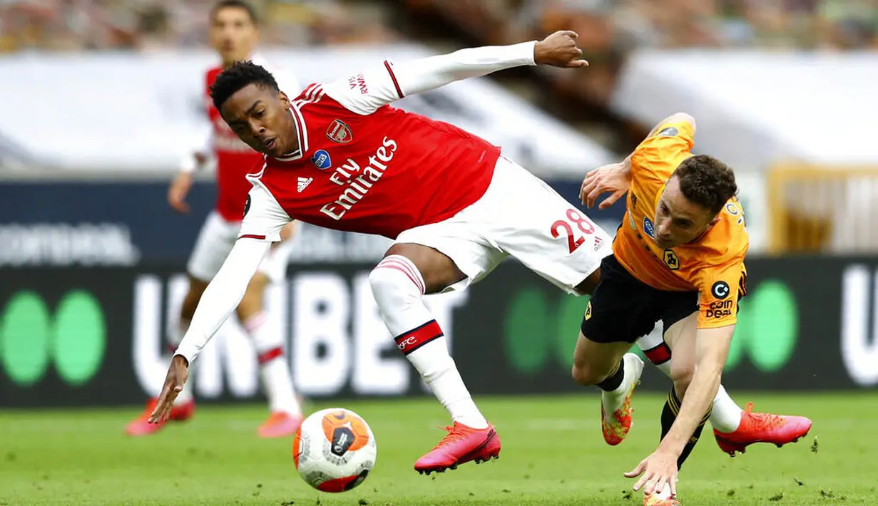 Pemain Arsenal, Joe Willock, berebut bola dengan pemain Wolverhampton Wanderers, Diogo Jota, pada laga Premier League di Stadion Molineux, Sabtu (4/6/2020). Arsenal menang dengan skor 2-0. (AP/Michael Steele)