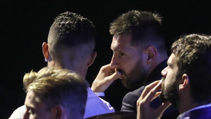 Lionel Messi (kanan) berbincang dengan Cristiano Ronaldo, di Monako, Kamis (29/8/2019). (AFP / Valery Hache)