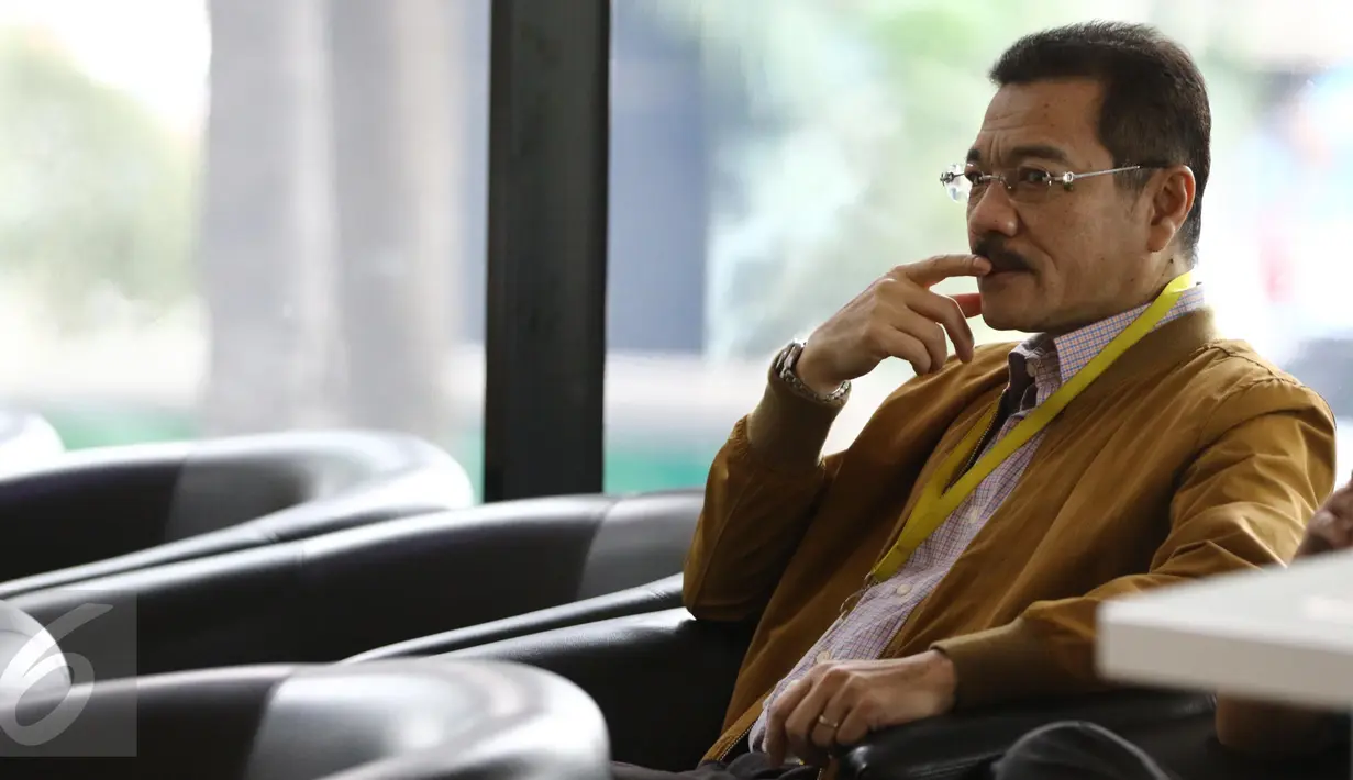 Mantan Menteri Dalam Negeri Gamawan Fauzi duduk menunggu memenuhi panggilan KPK, Jakarta, Rabu (12/10).  Pemanggilan Gamawan terkait kasus dugaan korupsi proyek penerapan e-KTP. (Liputan6.com/Helmi Afandi)