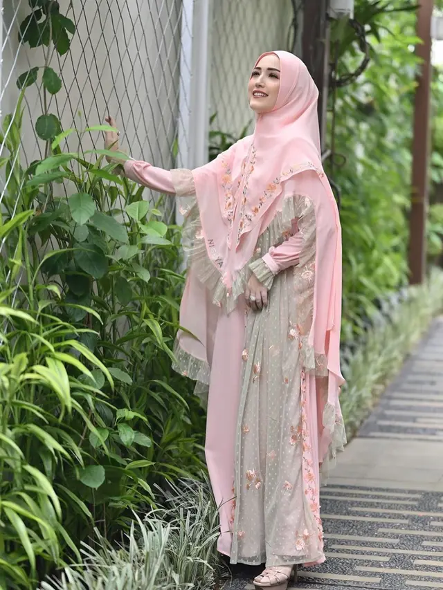 Jadi Inspirasi Lebaran, Ini 7 Gaya OOTD Adelia Pasha Saat Pakai Gamis