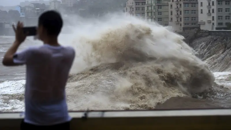 Gelombang yang menghantam pantai ketika Topan Lekima mendekati Provinsi Zhejiang, timur China. (AP)