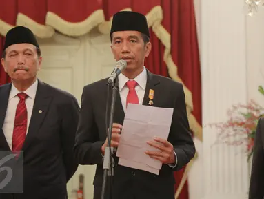 Presiden Jokowi (tengah) memberikan pernyataan pers terkait kecelakaan Pesawat Trigana di Papua, Jakarta, Senin (17/8/2015). Presiden telah menugaskan tim taktis untuk mengevakuasi Pesawat Trigana Air yang jatuh. (Liputan6.com/Faizal Fanani)