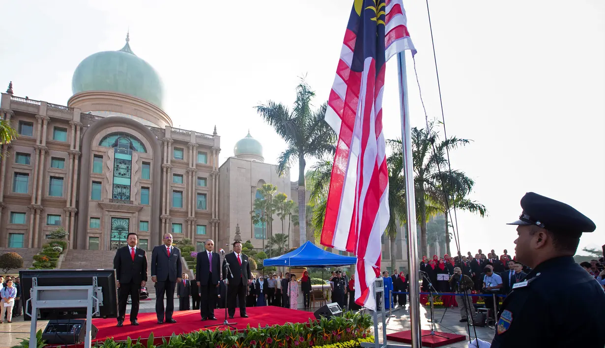 Perdana Menteri Malaysia yang baru, Mahathir Mohamad (ketiga kiri) berdiri bersama Perdana Menteri Malaysia yang baru, Mahathir Mohamad saat pertemuan bulanan pertamanya di Putrajaya, Malaysia (21/5). (AP/Vincent Thian)