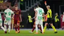 Pemain AS Roma Marash Kumbulla (kedua kiri) mendapat kartu merah saat melawan Sassuolo pada pertandingan sepak bola Serie A Liga Italia di Stadion Olimpiade, Roma, Italia, 12 Maret 2023. AS Roma kalah dari Sassuolo dengan skor 3-4. (AP Photo/Alessandra Tarantino)