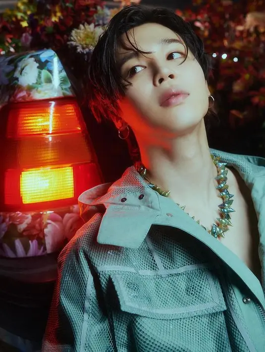 Jimin BTS melengkapi penampilannya dengan kalung bintang warna kehijauan dan anting hoop berukuran kecil. Rambutnya ditata ala wet style. Ia begitu keren dengan pose ini. (Instagram/dior)