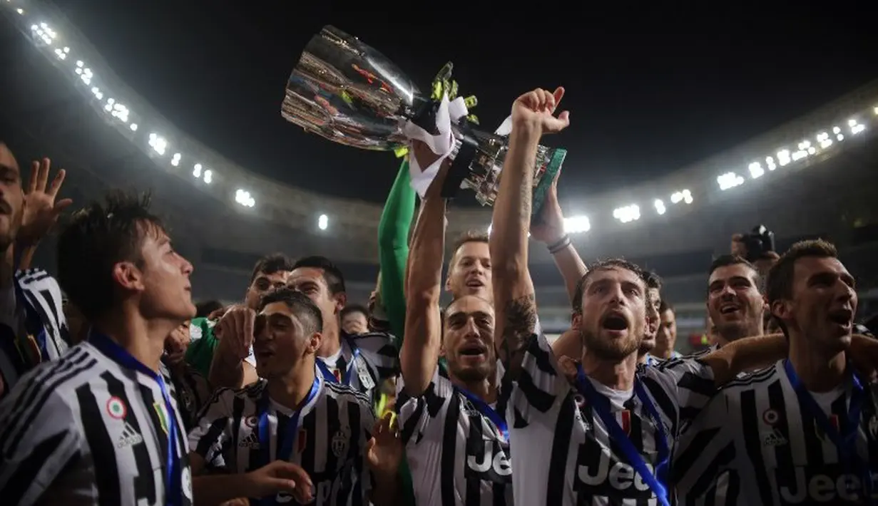 Juventus berhasil menjuarai Piala Super Italia 2015 setelah mengalahkan Lazio dengan skor akhir 2-0 di Stadion Shanghai, Tiongkok. Sabtu (8/8/2015). (AFP Photo/Johanne Eisele)