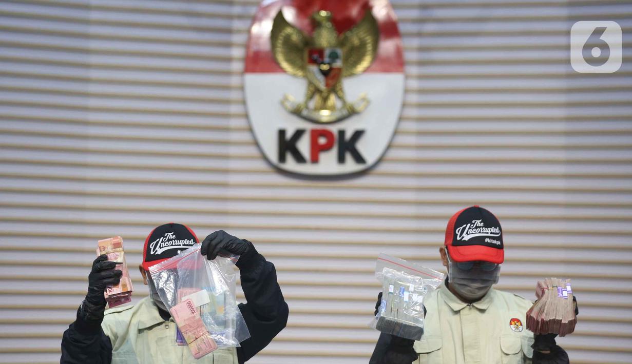 Bupati Cilacap, Syamsul Auliya Rachman, terjaring OTT KPK bersama Sekda Cilacap Sadmoko Danardono. Tampak dalam foto, petugas menunjukkan barang bukti berupa uang tunai yang disita dari Operasi Tangkap Tangan (OTT) terhadap Bupati Cilacap, Jawa Tengah, Syamsul Auliya Rachman, di Gedung Merah Putih Komisi Pemberantasan Korupsi (KPK), Jakarta, Sabtu (14/3/2026). (Liputan6.com/Helmi Fithriansyah)