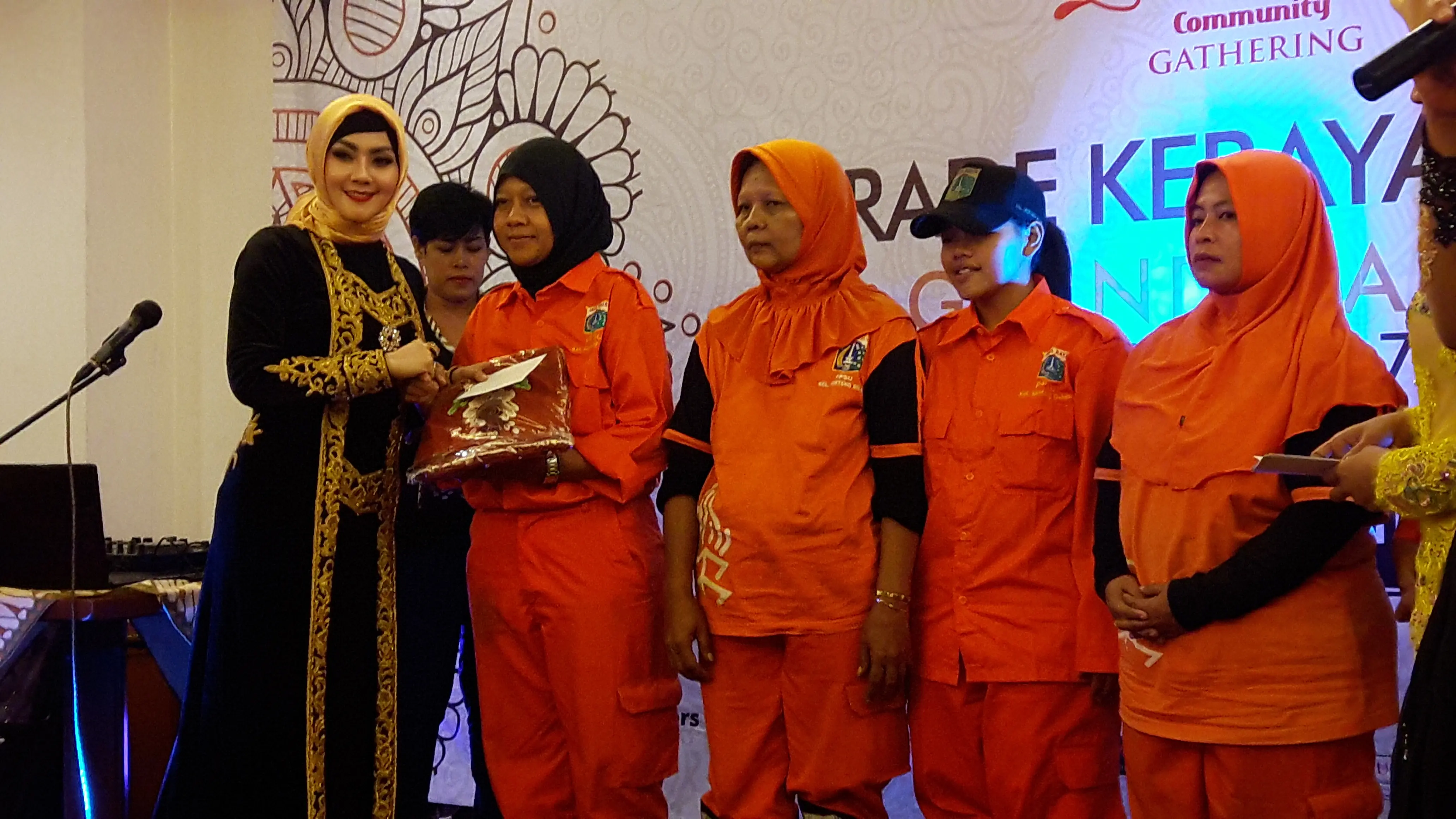 Ade Fitrie memberikan penghargaan terhadap perempuan yang tergabung dengan pasukan orange (petugas kebersihan) yang ada di DKI Jakarta.