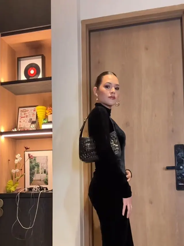 Raisa dengan Gaun Beludru