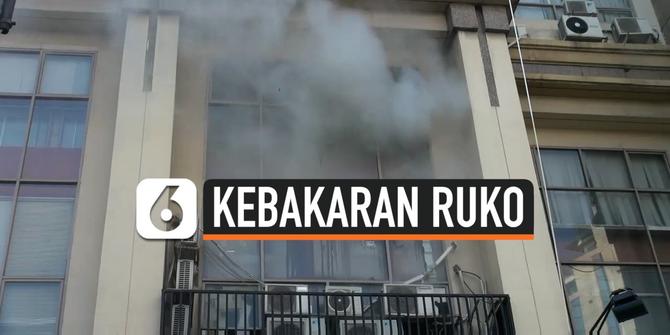 VIDEO: Detik-Detik Pemadaman Kebakaran di Ruko Harco Mangga Dua