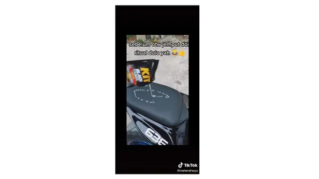 Viral Video Ritual Sebelum Jemput Pacar Pakai Motor Ini Bikin Ngakak