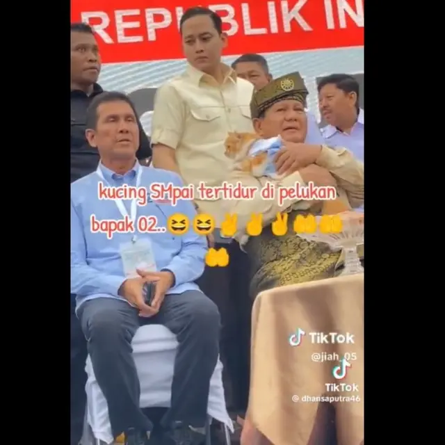 Prabowo Subianto Mendadak Berhenti Pidato Saat Kampanye, Ternyata karena Lihat Kucing Gemoy Milik Relawan.  foto: Twitter @dodieku