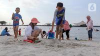 Warga berwisata di Pantai Lagoon, Taman Impian Jaya Ancol, Jakarta, Selasa (13/5/2025). (Liputan6.com/Herman Zakharia)