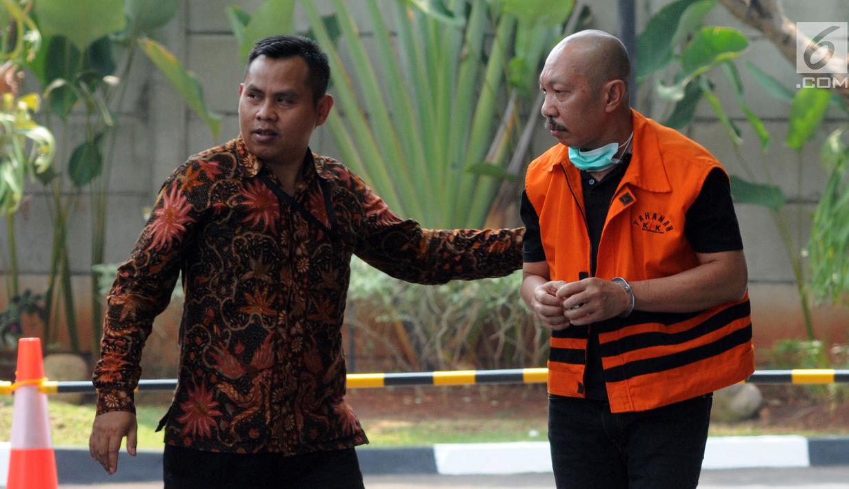 Wakil Ketua DPRD Lampung Tengah Raden Zugiri (kanan) saat tiba di Gedung KPK, Jakarta, Rabu (24/7/2019). Raden diperiksa sebagai tersangka terkait dugaan suap serta gratifikasi pengadaan barang dan jasa di lingkungan pemerintahan Lampung Tengah pada tahun 2018. (merdeka.com/Dwi Narwoko)