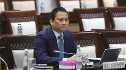 Keputusan ini diambil dalam rapat internal Komisi XI DPR RI setelah dilakukan uji kelayakan dan kepatutan (fit and proper test). Tampak dalam foto, Wakil Menteri Keuangan yang juga Calon Deputi Gubernur Bank Indonesia, Thomas Djiwandono bersiap mengikuti uji kelayakan dan kepatutan di ruang Komisi XI Dewan Perwakilan Rakyat Republik Indonesia di Kompleks Parlemen, Senayan, Jakarta, Senin (26/1/2026). (Merdeka.com/Arie Basuki)