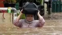 Banjir di Cipinang Melayu merendam pemukiman sedalam 2 meter. Sementara seorang wanita tewas tersengat listrik di Kemang.