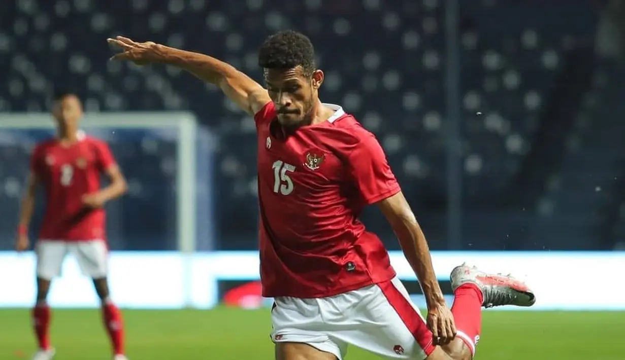 Ricky Kambuaya menjadi salah satu pemain andalan Shin Tae-yong di Piala AFF 2020. Ia tidak tergantikan dan menjadi jenderal lapangan tengah di tim Garuda. Pemain bernomor punggung 15 ini tampil memukau di setiap laga timnas. (Liputan6.com/IG/@pssi)