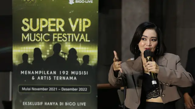 Pedangdut Wika Salim tampil seksi di pentas musik Super VIP Music Festival Bigo Live pada Rabu (23/03/2022). (Kapanlagi.com/Budy Santoso)