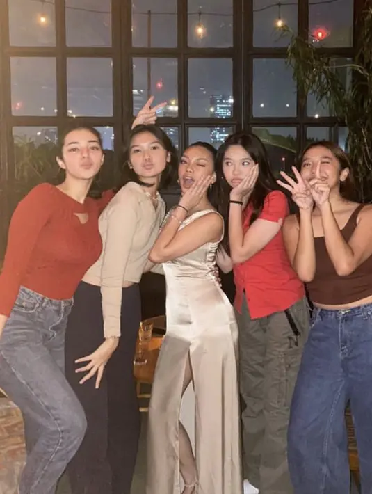 Untuk gaya rambut, Naura mengikat rapi rambutnya ke belakang dengan gaya ponytailnya. Credit: (@naura.ayu)