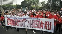 Umat lintas agama membentangkan spanduk saat Gerak Jalan Kerukunan Umat Beragama di kawasan Car Free Day, Jakarta, Minggu (21/10). Dalam kesempatan itu, perwakilan lintas agama juga mendeklarasikan pelaksanaan pemilu damai. (Merdeka.com/ Iqbal S. Nugroho)