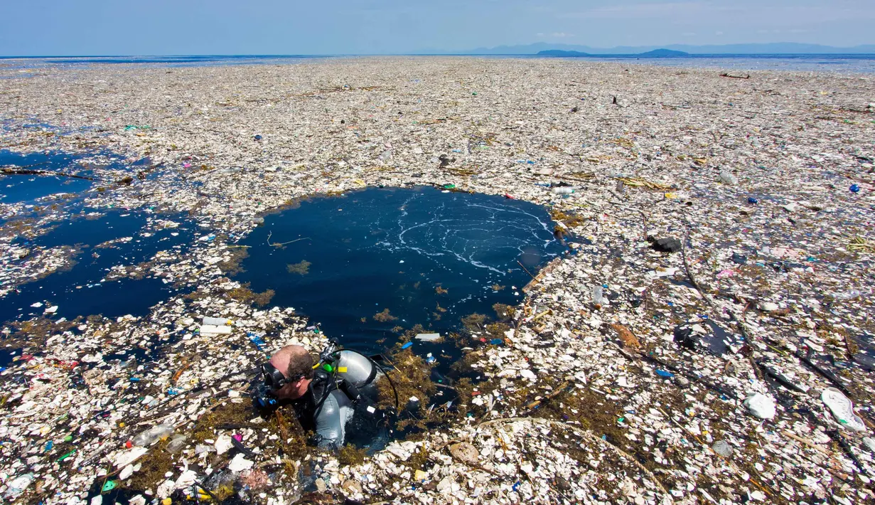 Fotografer bawah laut Caroline Power menyelam melihat kondisi pantai Roatan, Honduras yang dipenuhi sampah pada 7 September 2017. (AFP Photo/Caroline Power)