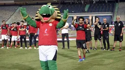 Pemain bintang Liverpool, Mohamed Salah menyapa suporter dalam  sesi latihan terakhir timnas Mesir menuju Piala Dunia 2018 di stadion internasional Kairo, Sabtu (9/6). Meski tampak dalam latihan terakhir, Mo Salah tidak ambil bagian. (AFP/Khaled DESOUKI)