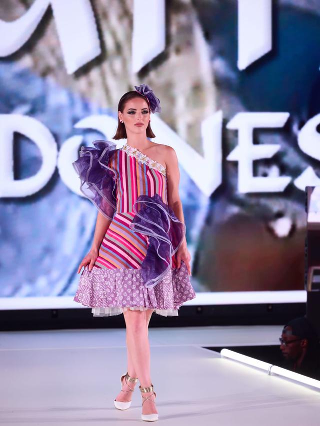 Fashion show batik rancangan Novie Sasmita di ajang bergengsi New York Fashion Week 2022