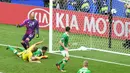 Ciaran Clark. Adalah pencetak gol bunuh diri ke-7 sepanjang sejarah Euro. Saat itu Irlandia berhadapan dengan Swedia di laga Grup E Euro 2016, 13 Juni 2016. Gol terjadi di menit ke-71 saat Irlandia unggul 1-0. Hasil akhir Irlandia bermain imbang 1-1 dengan Swedia. (Foto: AFP/Paul Ellis)