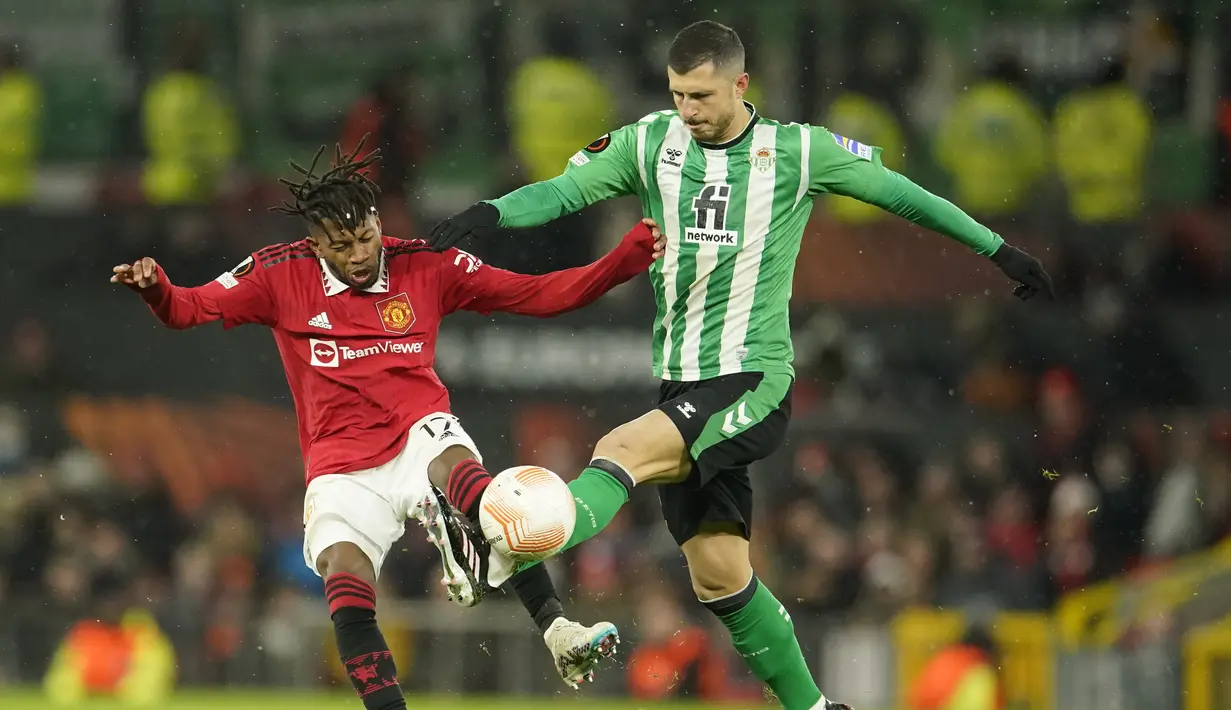 Gelandang Manchester United atau MU, Fred berebut bola dengan gelandang Real Betis, Guido Rodriguez pada leg pertama 16 besar Liga Eropa 2022/2023 di Old Trafford, Jumat dini hari WIB (10/3/2023). Berkat hasil ini, MU pun berpeluang besar untuk lolos ke babak perempat final. (AP Photo/Dave Thompson)