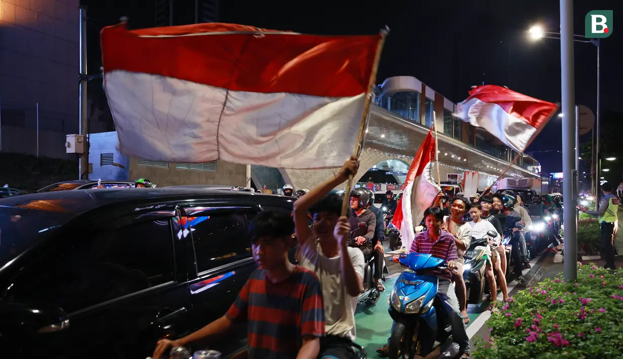 Para suporter itu datang dari penjuru ibu kota dengan menggunakan berbagai moda transportasi terutama kendaraan roda dua dan juga atribut bendera Merah-Putih. (Bola.com/M Iqbal Ichsan)