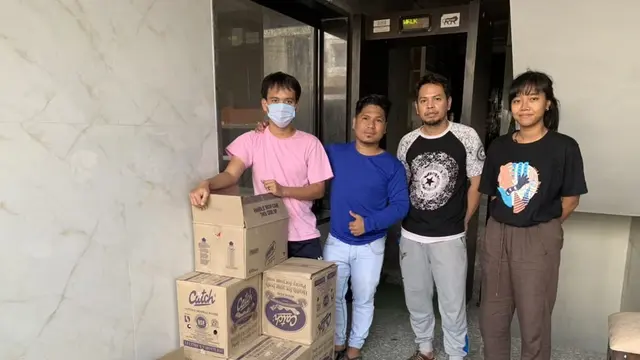 WNI di India menerima kiriman bantuan kebutuhan pokok dari KBRI New Delhi (Photo Credit: KBRI New Delhi)