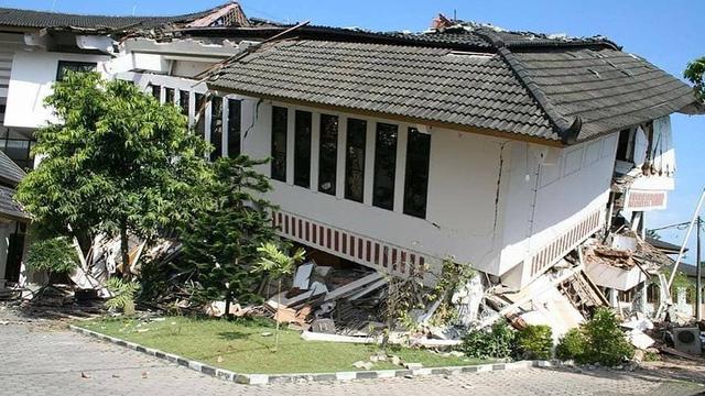 Potret lawas saat Gempa Jogja tahun 2006. (Sumber Foto oleh Anton Asmonodento via Instagram/wonderfuljogja)