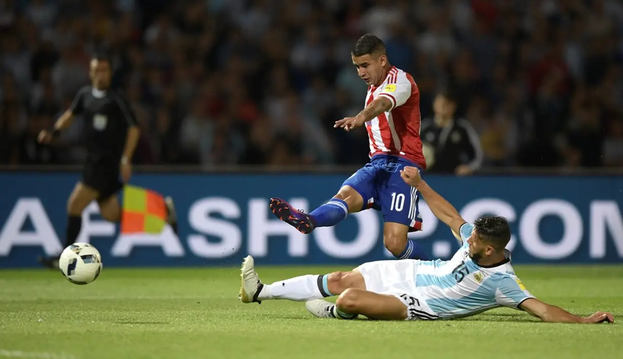 Pemain Paraguay, Derlis Gonzalez, saat mencetak gol ke gawang Argentina dalam laga Kualifikasi Piala Dunia 2018 zona Amerika Selatan, di Stadion Mario Kempes, Cordoba, Rabu (12/10/2016) pagi WIB. (AFP/Juan Mabromata)