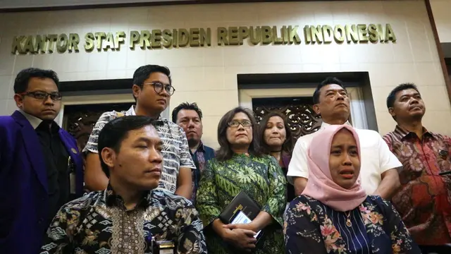 Dokter Romi bersama pengacaranya mengadu ke Kepala Kantor Staf Kepresidenan (KSP) Moeldoko terkait status CPNS nya dibatalkan Pemkab Solok Selatan. (Liputan6.com/Lizsa Egeham)
