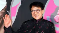 Aktor Hong Kong Jackie Chan berpose di karpet merah Hong Kong Film Awards di Hong Kong, (15/4). Hong Kong Film Awards digelar untuk yang ke 37 kalinya dan diberikan kepada insan perfilman. (AP Photo / Vincent Yu)