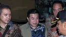 Direktur PT Agung Sedayu Group, Richard Halim Kusuma (batik biru) dikawal saat akan keluar dari Gedung KPK usai menjalani pemeriksaan, Jakarta, Jumat (29/4). Richard diperiksa sebagai saksi dari tersangka Ariesman Widjaja. (Liputan6.com/Helmi Afandi) 