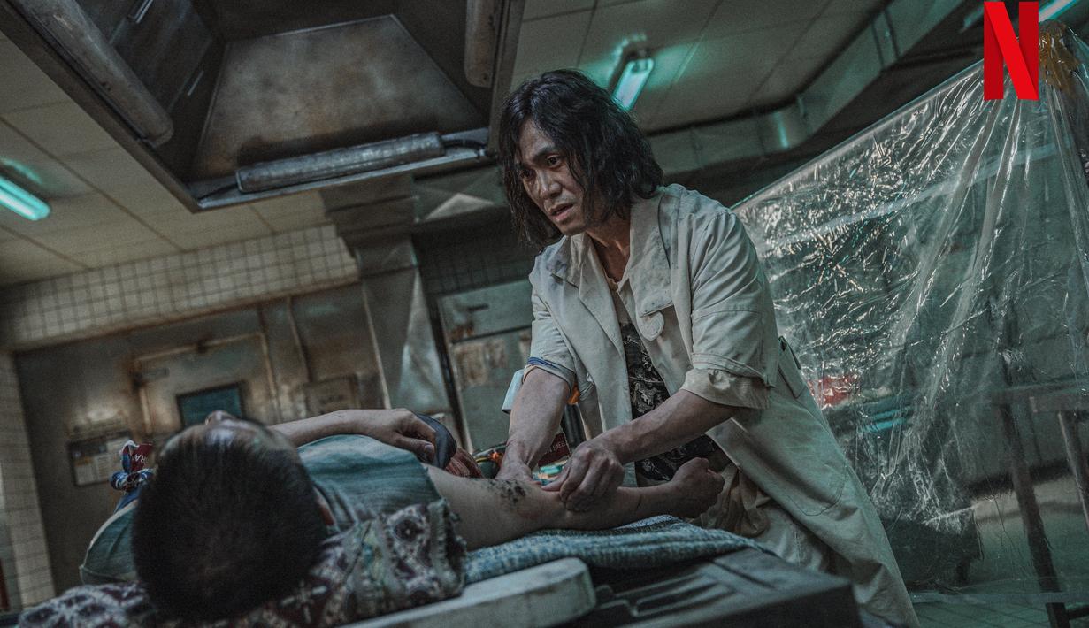 Potongan gambar berikutnya menampilkan Dr. Lim (Oh Jung Se), yang telah meneliti monsterisasi dan vaksin dengan melakukan segala macam eksperimen. (Foto: Netflix)