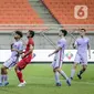 Kiper Indonesia All Star U-20 Ahludz Dzikri Fikri (kiri) menangkap bola saat bermain melawan FC Barcelona U-18 pada pertandingan International Youth Championship 2021 di Jakarta International Stadium, Jakarta, Rabu (13/4/2022). Pertandingan berakhir imbang 0-0. (Liputan6.com/Faizal Fanani)