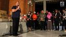 Menteri Desa Pembangunan Daerah Teringgal dan Transmigrasi, Eko Putro Sandjojo memberikan sambutan di kamp pengungsian Gunung Agung UPTD Pertanian, Karangasem, Bali Sabtu (7/7). (Liputan6.com/HO/Hasan)