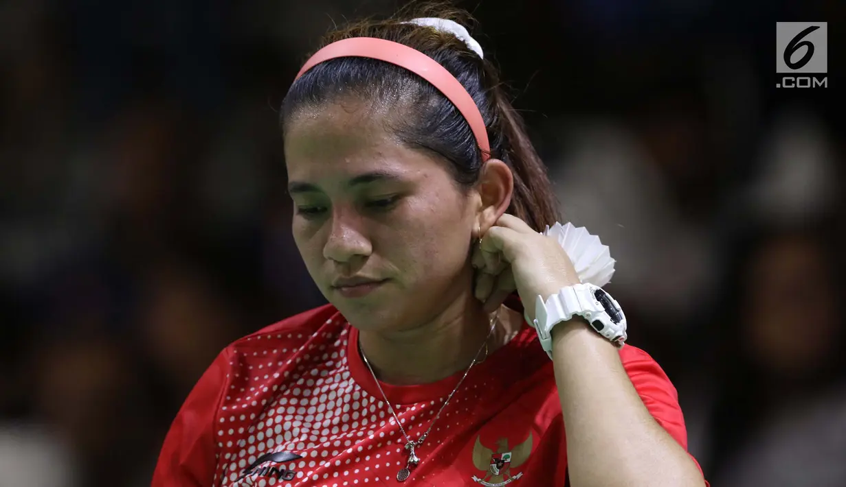 Atlet para bulutangkis tunggal putri Indonesia, Oktila Laeni Ratri saat final tunggal putri SL 4 Asian Para Games 2018 melawan Cheng Hefang (China) di Istora GBK Jakarta, Jumat (12/10). Oktila kalah 1-2. (Liputan6.com/Helmi Fithriansyah)