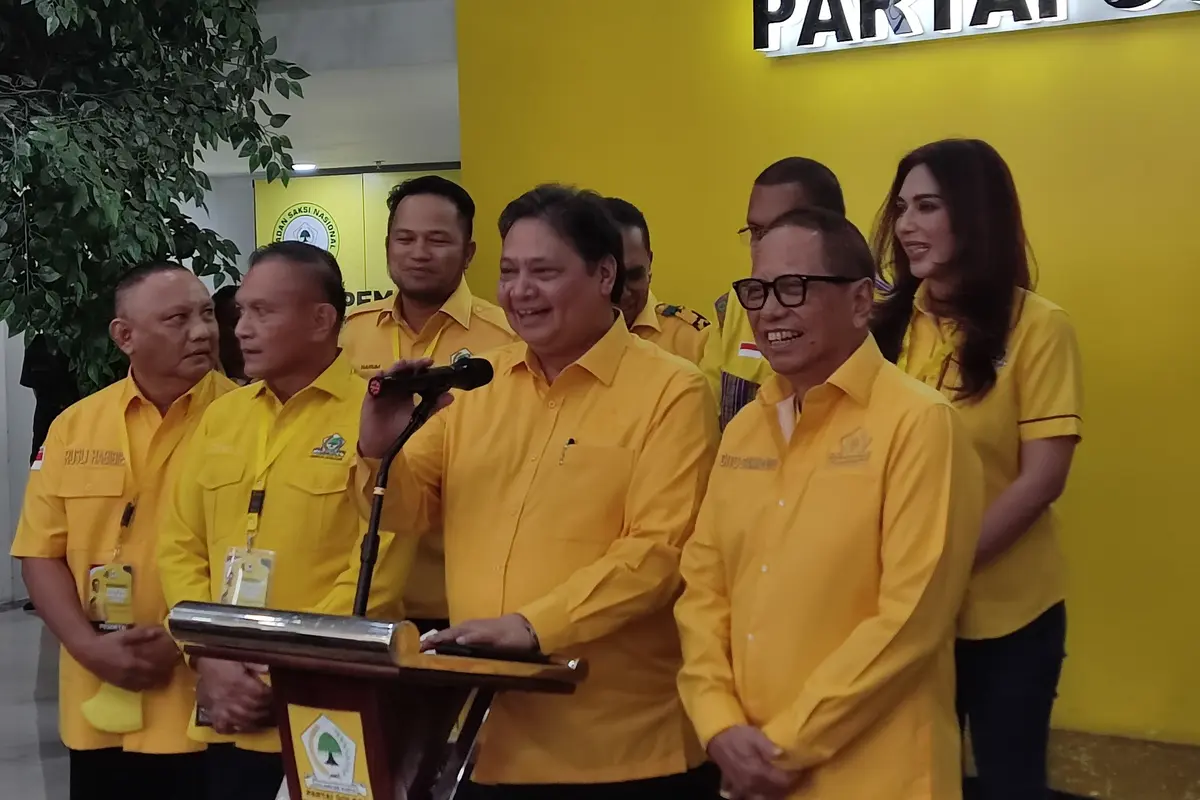 Ketua Umum Golkar Airlangga Hartarto bersama jajarannya mengumumkan hasil Rakernas Partai Golkar 2023.