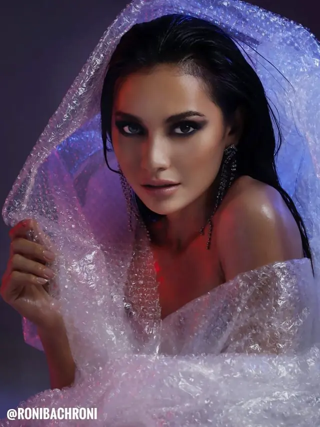 7 Pemotretan Indah Permatasari Dalam Balutan Bubble Wrap Ini Memesona