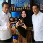Presiden JokowI didampingi Direktur Utama BRI Suprajarto (kanan) dan Direktur Mikro dan Kecil BRI Priyastomo (kiri) menyapa nasabah binaan BRI, Rendang Uni Adek dari RKB BRI Bukittinggi setelah resmi membuka Halal Park di Jakarta (16/04).