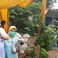 Calon Wali Kota Tangerang Selatan Benyamin Davnie usai mencoblos di Pilkada 2020. (Foto: Pramita Trisniawati/Liputan6.com).