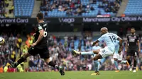 Sepakan pemain Manchester City, Fabian Delph (kanan) membobol gawang Crystal Palace ,pada lanjutan Premier League di Etihad Stadium, Manchester, (23/9/2017). City menang telak 5-1. (Nick Potts/PA  via AP)