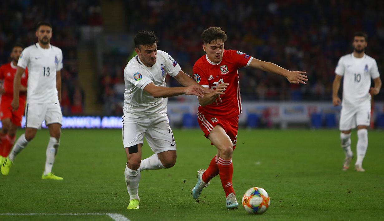 Gelandang Wales, Daniel James, berebut bola dengan gelandang Azerbaijan, Gara Garayev, pada laga Kualifikasi Piala Eropa 2020 di Cardiff City Stadium, Cardiff, Jumat (6/9). Wales menang 2-1 atas Azerbaijan. (AFP/Geoff Caddick)