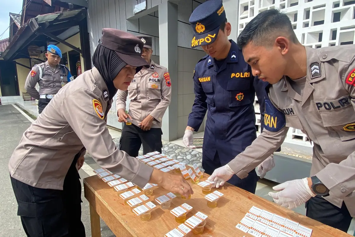 Personel Polres Pemalang jalani tes urine. (Foto: Liputan6.com/Humas Polres Pemalang)