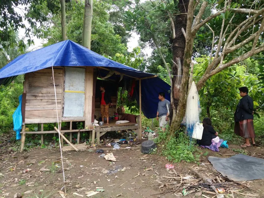 Ada drama terjadi saat polisi menggerebek gubuk tengah hutan yang jadi markas kawanan penipu online. (Liputan6.com/Eka Hakim)