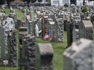 Bendera nasional Amerika Serikat (AS) terlihat di sebuah taman pemakaman di New York, Amerika Serikat (29/7/2020). Kematian akibat COVID-19 di AS telah menembus angka 150.000 pada Rabu (29/7), tepatnya 150.034 hingga pukul 15.35 waktu setempat atau Kamis (30/7) pukul 02.35 WIB. (Xinhua/Wang Ying)